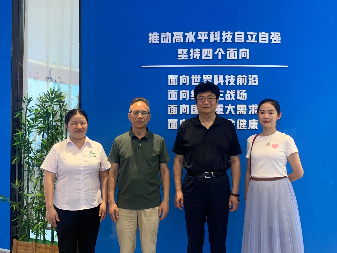 中国旅游协会旅游商品与装备分会陈斌秘书长来邵考察旅游商品企业