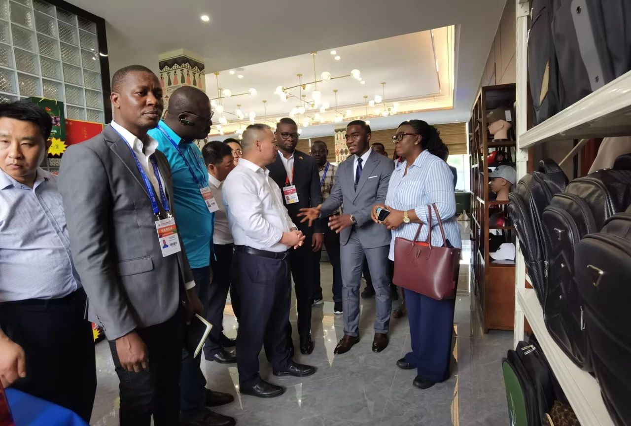 邵阳红出货仓参加“第三届中非经贸博览会”并与非洲贝宁代表团交流合作