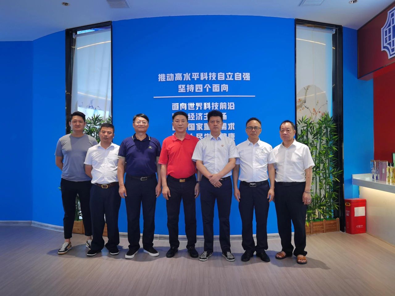 市人大罗早林主任陪同农业农村部乡村振兴专家一行到邵阳红出货仓-天香生物产业园考察指导