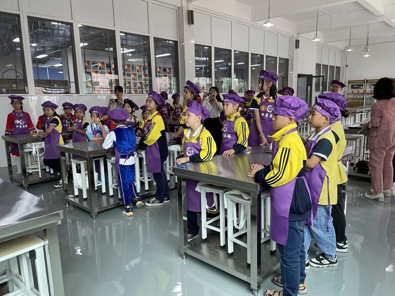 邵阳市五里牌小学“民族团结话中秋”活动在玖味中医药膳研学实践教育基地顺利举行