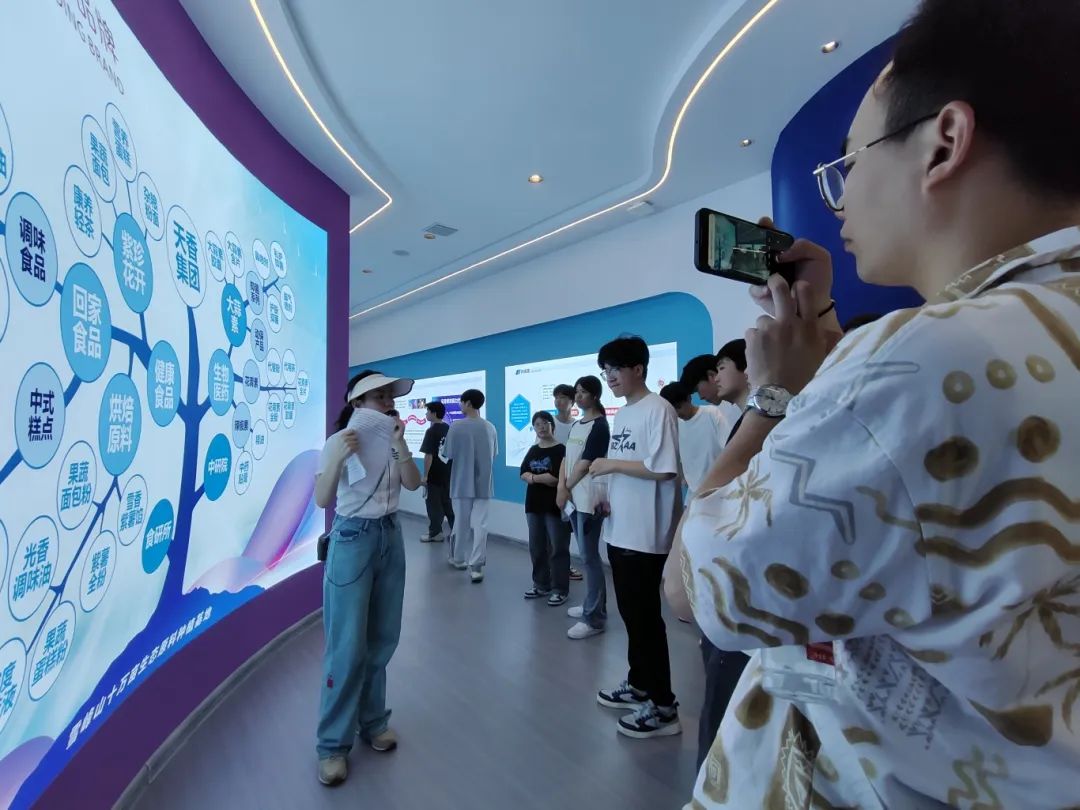 “校企牵手、双向奔赴”邵阳200余名大学生走进天香生物