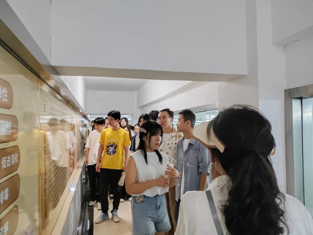 “校企牵手、双向奔赴”邵阳200余名大学生走进天香生物