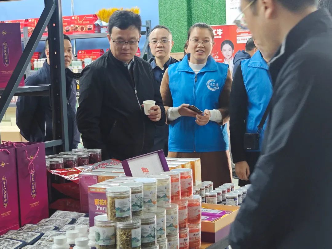 印尼棉兰东方之星总经理王联兴一行莅临天香生物公司进行考察交流